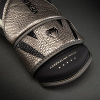 Venum Challenger 4.0 Scales Boxing Gloves - Plata/Negro