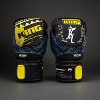 Venum x TEKKEN 8 Boxing Gloves - King - Negro/Amarillo